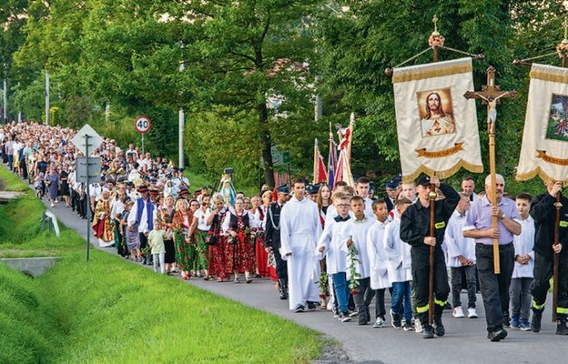 Procesja z figurą ze starego do nowego kościoła