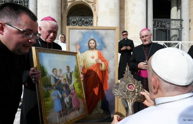 Papież Franciszek otrzymuje relikwie Rodziny Ulmów