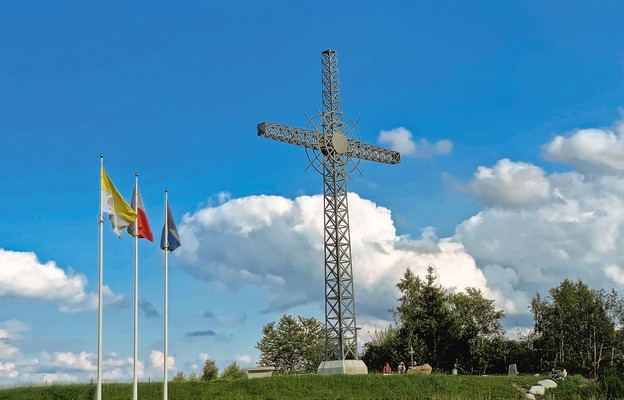 Krzyż jest widoczny z daleka