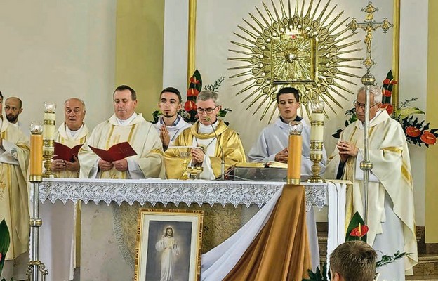 Parafianie uczcili rocznicę Mszą św., której przewodniczył bp Jan Wątroba