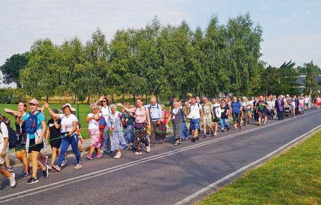Pielgrzymi przechodzą przez Rożnowo w parafii Lubanowo