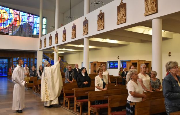 Bp Andrzej Przybylski erygował nową drogę krzyżową w kościele NMP Królowej Polski w Zawierciu