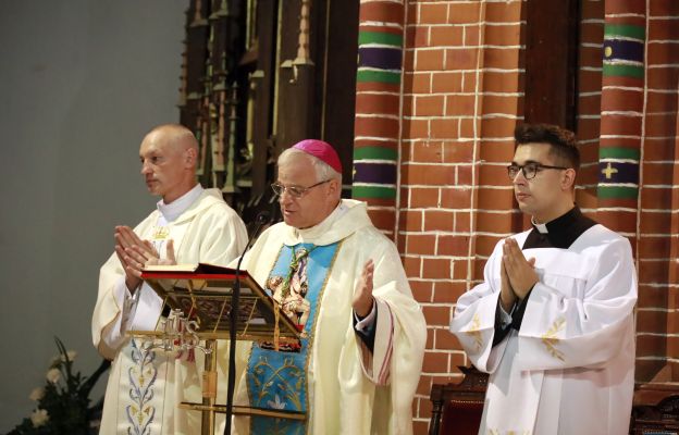 Bp Marek Mendyk w podczas Eucharystii w Kolegiacie Wałbrzyskiej