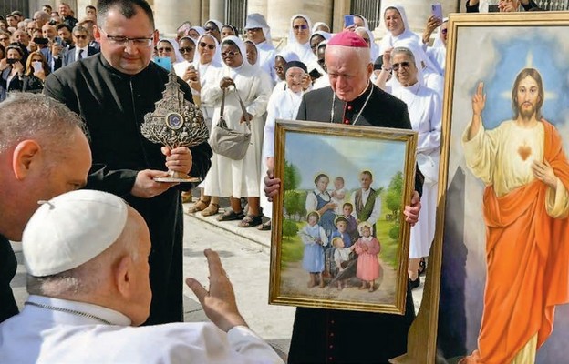 Papież Franciszek pobłogosławił obraz Najświętszego Serca Pana Jezusa i przyjął relikwie bł. rodziny Ulmów