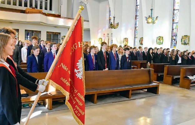 Każdej szkolnej uroczystości towarzyszy poczet sztandarowy