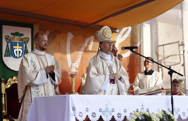 Biskup Adam zachęcał młodych do podążania za miłością.