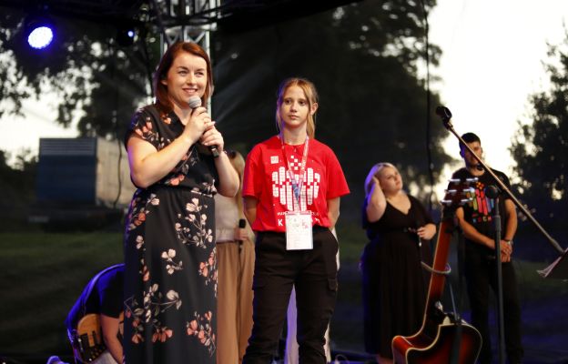 Jedną z niespodzianek było specjalne wykonanie hymnu „Błogosławieni Miłosierni” – wraz z wokalistką zespołu Aleksandrą Maciejewską wystąpiła festiwalowa wolontariuszka Zosia Ślusarczyk.