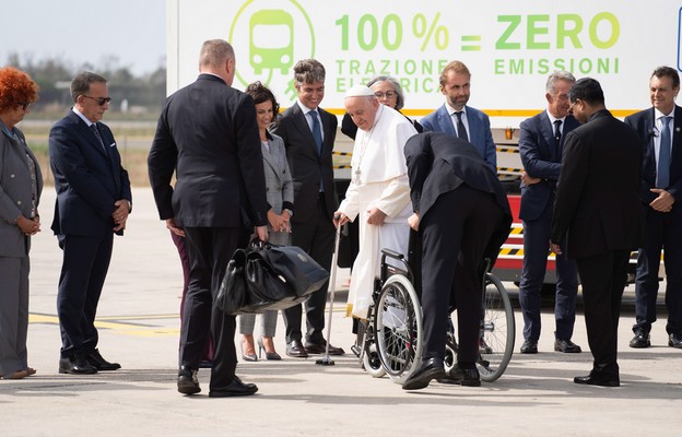 Papież Franciszek na lotnisku w Marsylii