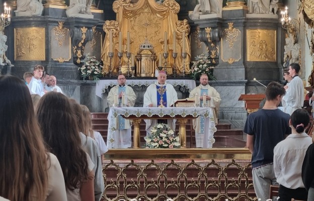 Uczniowie z Podkarpacia rozpoczęli diecezjalne pielgrzymowanie maturzystów