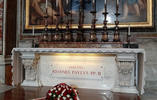 Polacy oddają hołd św. Janowi Pawłowi II