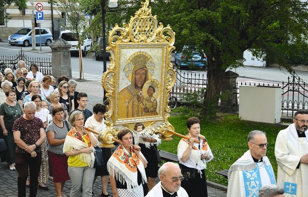 Wizerunek Bocheńskiej Pani parafianki noszą w czasie procesji