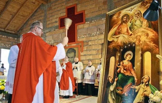 Jeszcze kilka lat temu Msza św. była sprawowana w surowym wnętrzu