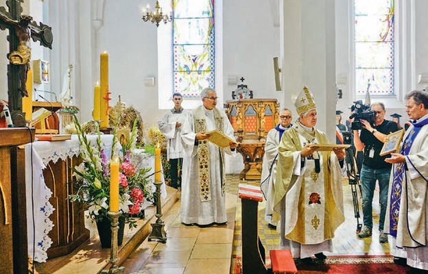 Uroczysta Msza św., podczas której zawierzono gminę Trzcińsko-Zdrój Matce Bożej
