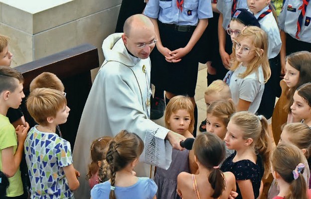 Słowo Boże skierowane do dzieci przerodziło się w dialog z udziałem gromady pielgrzymów