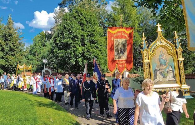 Procesja wokół kościoła w Sławkowie