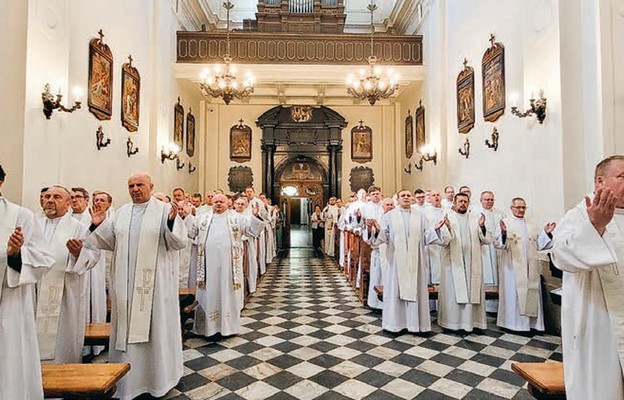 Kapłani u Świętego Karmelity