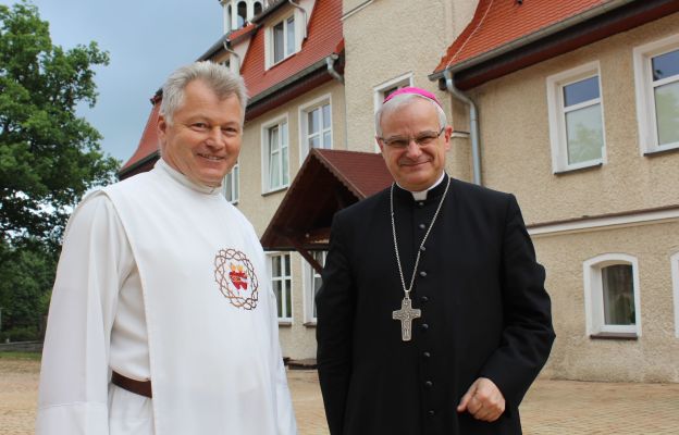 O. Zdzisław Świniarski - sercanin biały z bp. Markiem Mendykiem