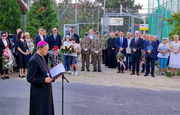 Bp Adam Bałabuch przy kamiennym obelisku poprowadził modlitwę w intencji ojczyzny i poległych w jej obronie