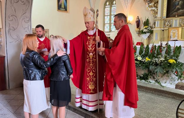 Biskup pomocniczy diecezji świdnickiej grupie młodzieży udzieli sakramentu bierzmowania