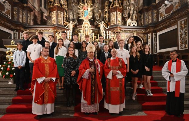 Pamiątkowe zdjęcie bierzmowanych wraz ks. biskupem Adamem Bałabuchem, ks. proboszczem Marcinem Gęsikowskim i ks. Pawłem Traczykowskim, który przygotował młodzież do przyjęcia sakramentu.