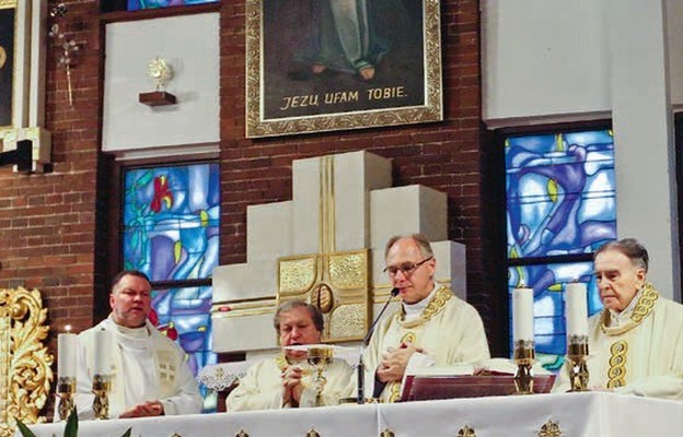 Jubileuszowa Eucharystia o. Kazimierza Kucharskiego (pierwszy z prawej)