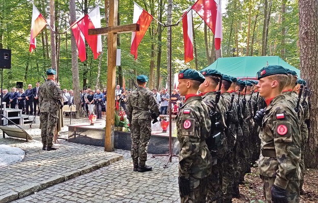 Uczestnicy uroczystości w lesie turzańskim