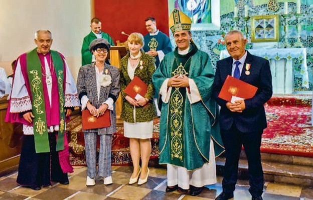 Biskup wręczył medale „Benemerenti” osobom od lat działającym na rzecz parafii
