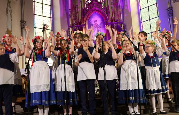 Najmłodsi uczestniczy Festiwalu „Zespół Lasowiaczek” odymali największe brawa
