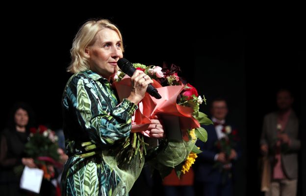 Halina Szymańska czuwa nad teatralną grupą dorosłych, a jednocześnie koordynuje inne aktywności odbywające się w ramach projektu Alchemia Teatralna.