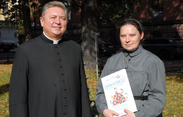 Autorką poradnika jest s. Beata Zawiślak. Na zdjęciu z dyrektorem Caritas Archidiecezji Wrocławskiej ks. Dariuszem Amrogowiczem. 