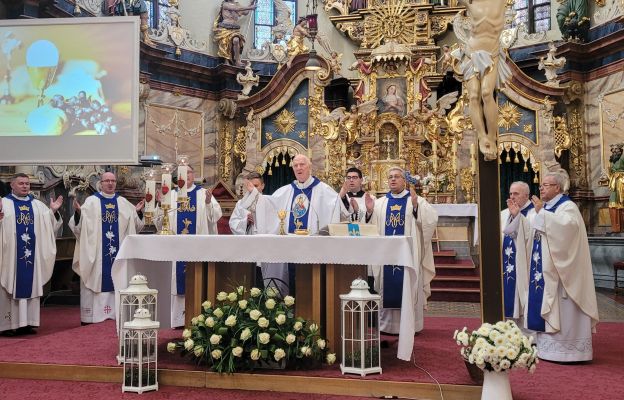 Każdego roku w rocznicę koronacji maryjnego fresku, Msza św. dziękczynna gromadzi zarówno wielu kapłanów jak i mieszkańców Dzierżoniowa 