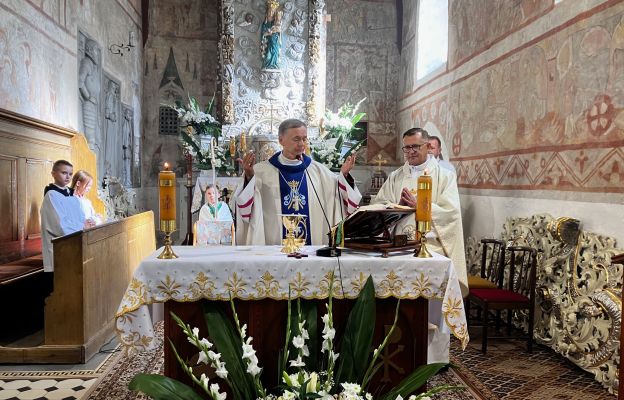 Biskup pomocniczy diecezji świdnickiej w asyście ks. kan. Jarosława Leśniaka podczas filialnego odpustu