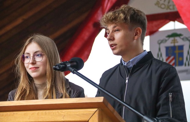 Paulina Ciżmar i Oskar Tomalka dzielili się świadectwem podczas pielgrzymki różańcowej