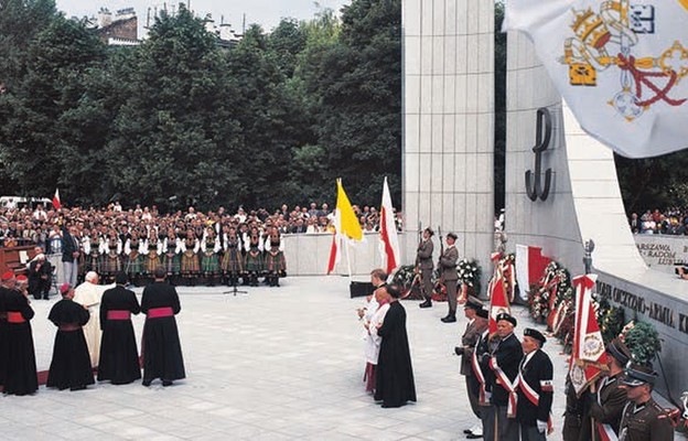 W 1999 r. Jan Paweł II poświęcił Pomnik Armii Krajowej i Państwa Podziemnego w Warszawie