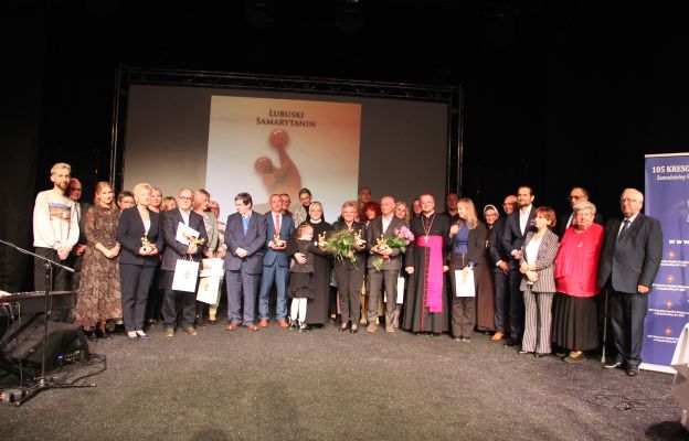 Laureaci tegorocznej i poprzednich edycji statuetki z bp. Tadeuszem Lityńskim