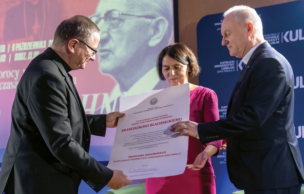 Dyplom honorowego profesora KUL dla ks. Franciszka Blachnickiego odebrali Urszula Pohl oraz ks. Marek Sędek