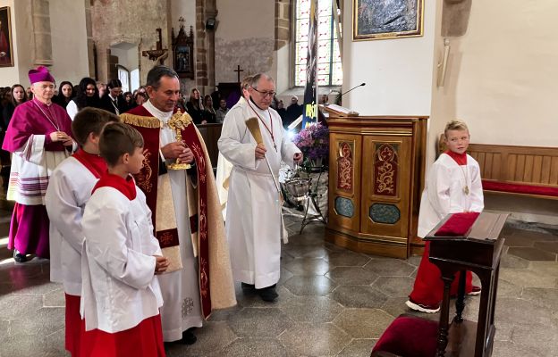 Kanoniczne powitanie biskupa przez proboszcza miejsca ks. kan. Wiesława Pisarskiego