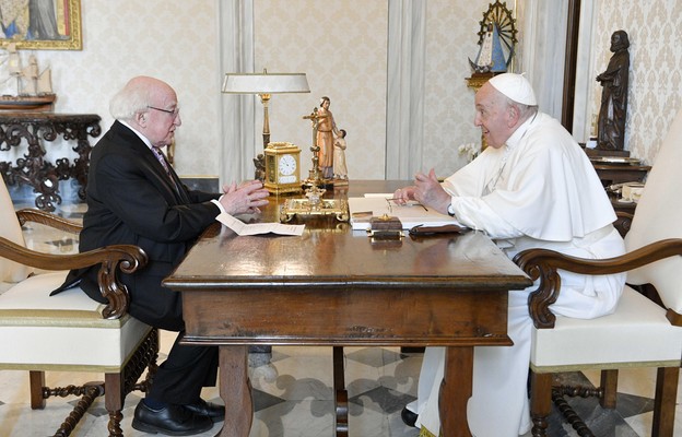 Papież Franciszek przyjmuje irlandzkiego prezydenta Michaela D. Higginsa na prywatnej audiencji w Watykanie.