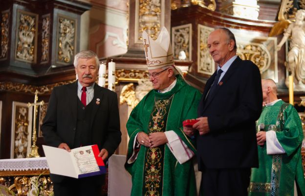 Przekazanie dyplomu i okolicznościowego medalu dla Świdnickiej Kurii Biskupiej od Towarzystwa Miłośników Lwowa 