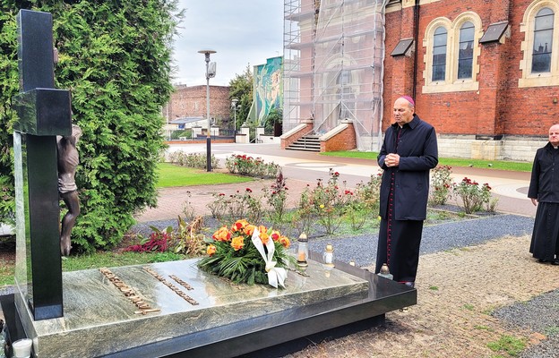 Bp Grzegorz Kaszak i ks. Mariusz Karaś, kanclerz, przy grobie pierwszego biskupa sosnowieckiego