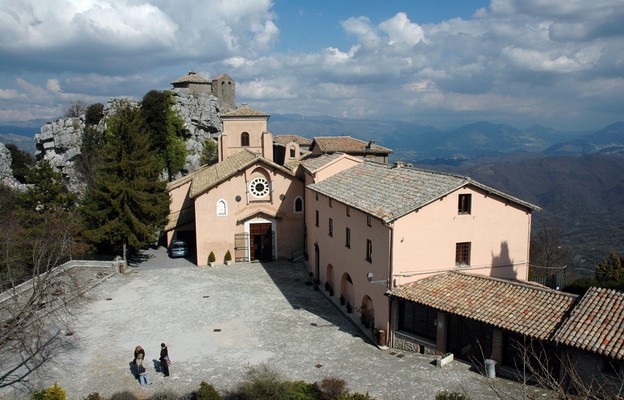 Sanktuarium Matki Bożej Łaskawej na Mentorelli. Ponad kościołem, na skale, widoczna jest kaplica św. Eustachego