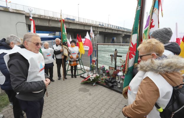 Włocławek - w tym miejscu przy tamie na Wiśle wyłowiono umęczone ciało ks. Jerzego Popiełuszki. Pielgrzymka seniorów „Solidarności” z Wałbrzycha i Milicza złożyła wiązankę kwiatów i odmówiła modlitwę różańcową.