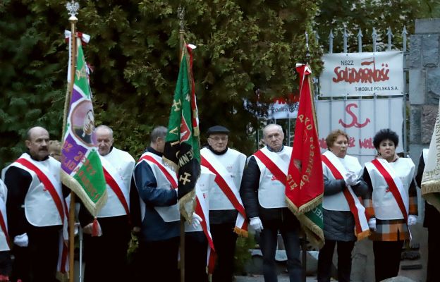 Poczty sztandarowe wałbrzyskiej „Solidarności” przy grobie bł. ks. Jerzego Popiełuszki,