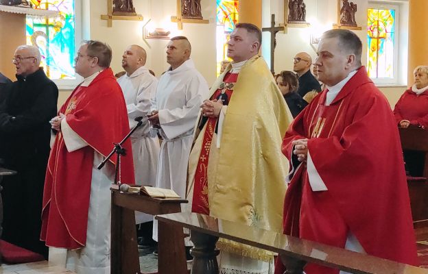 W uroczystości liczny udział wzięli zarówno parafianie, jak i kapłani z dekanatu Wałbrzych-Południe