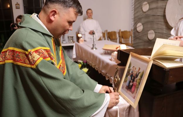 Relikwie bł. Ulmów uroczyście wprowadzono do kaplicy Domu Rekolekcyjnego Emaus