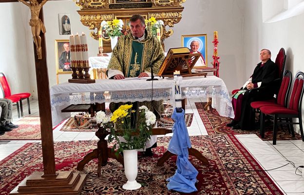 Msza święta w kościele pomocniczym w Wiadrowie