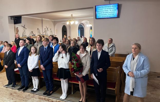 Uczniowie szkoły podstawowej, wraz z rodzicami i nauczycielami podczas jubileuszowej Eucharystii