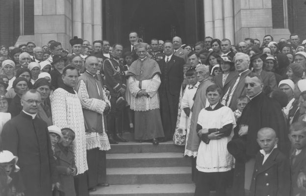 Zjazd stowarzyszeń katolickich z okazji 10-lecia diecezji częstochowskiej; bp Kubina stoi na schodach (w środku)