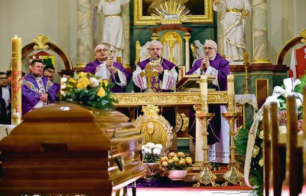 Msza św. pogrzebowa pod przewodnictwem bp. Marka Mendyka