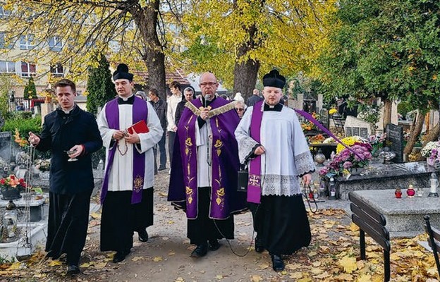 Ks. Wojciech Pawlina, ks. Dariusz Balcerek i ks. Grzegorz Wołoch podczas międzyparafialnej procesji na cmentarzu parafialnym w Dzierżoniowie